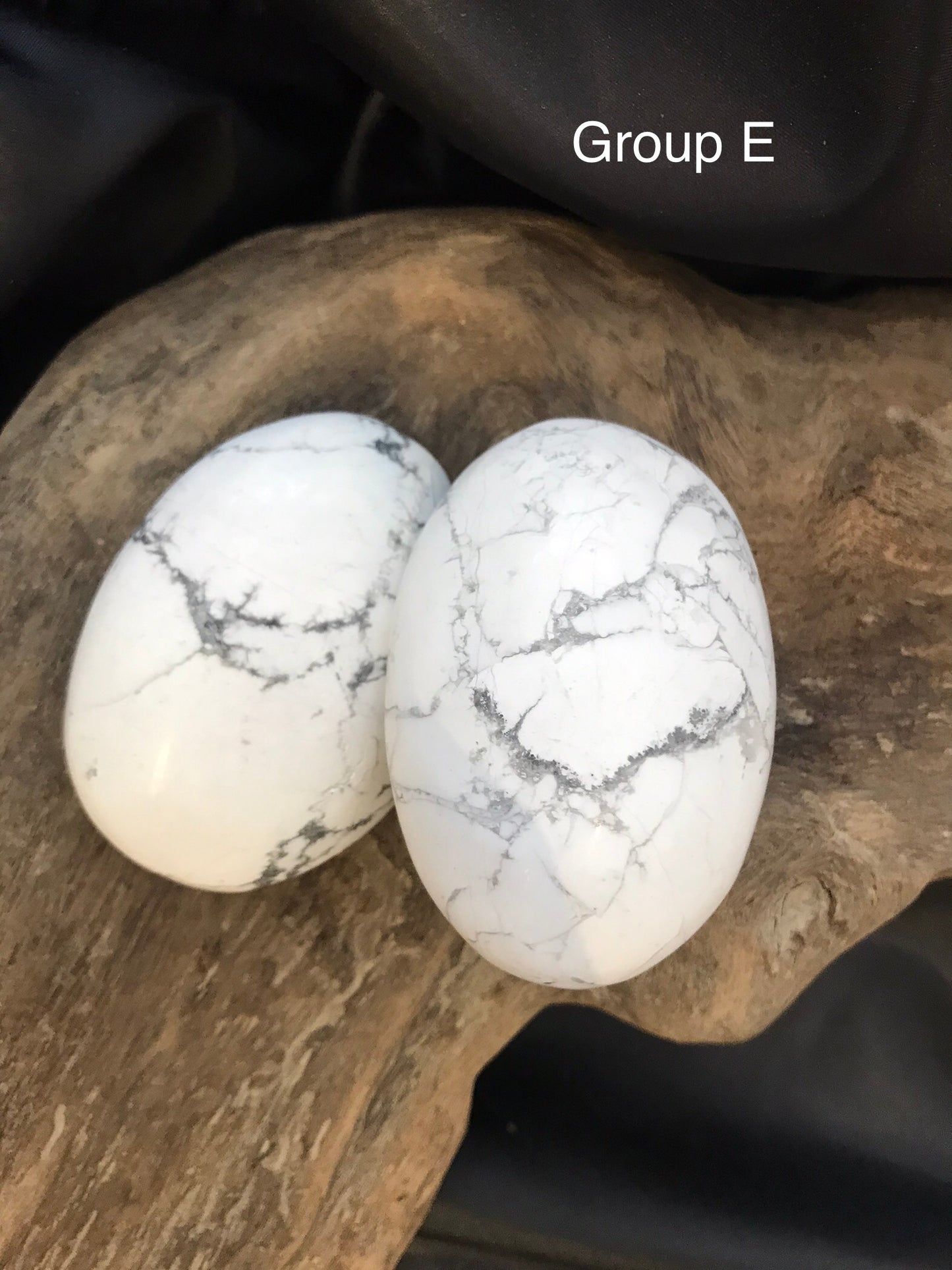 Howlite palm stone