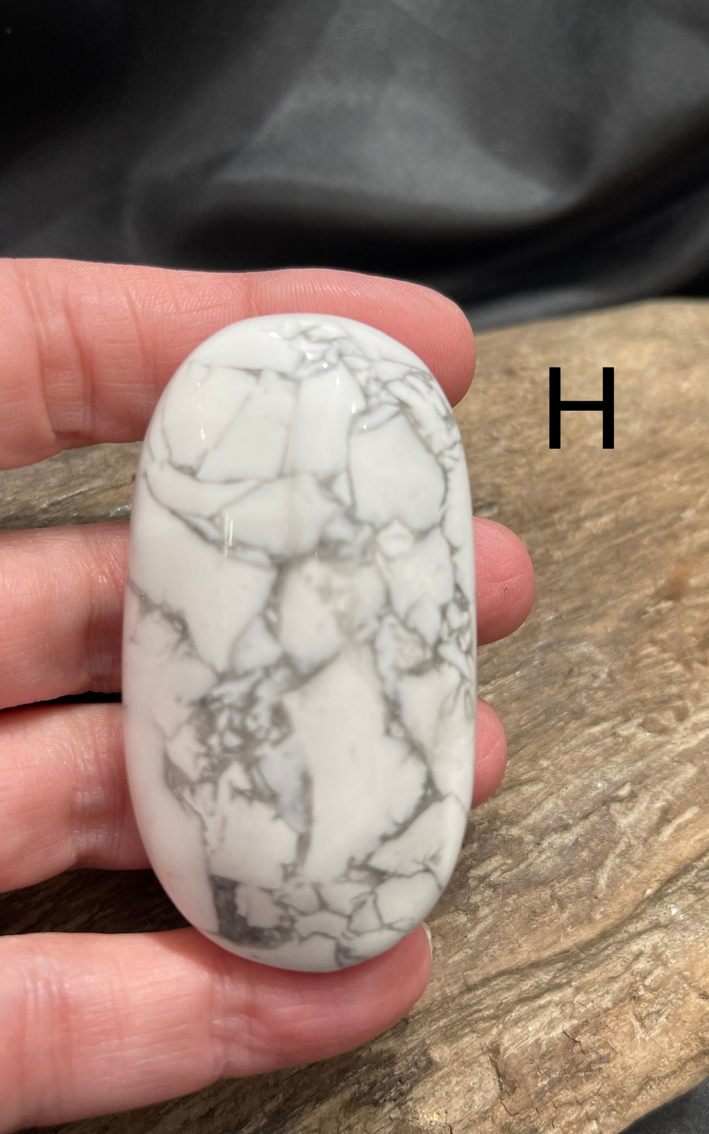 Howlite palm stone