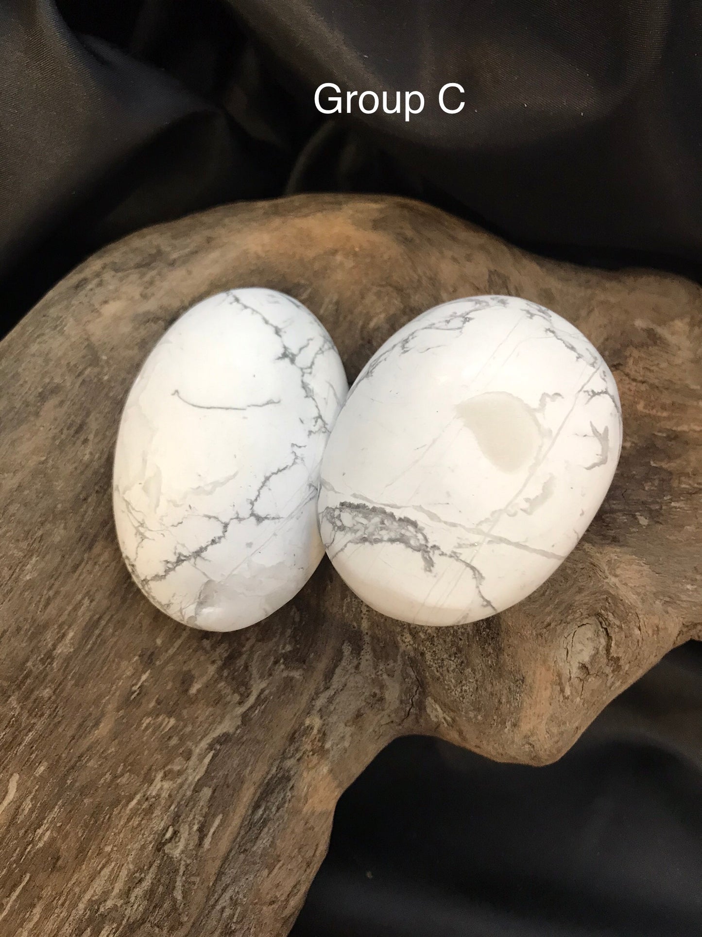 Howlite palm stone