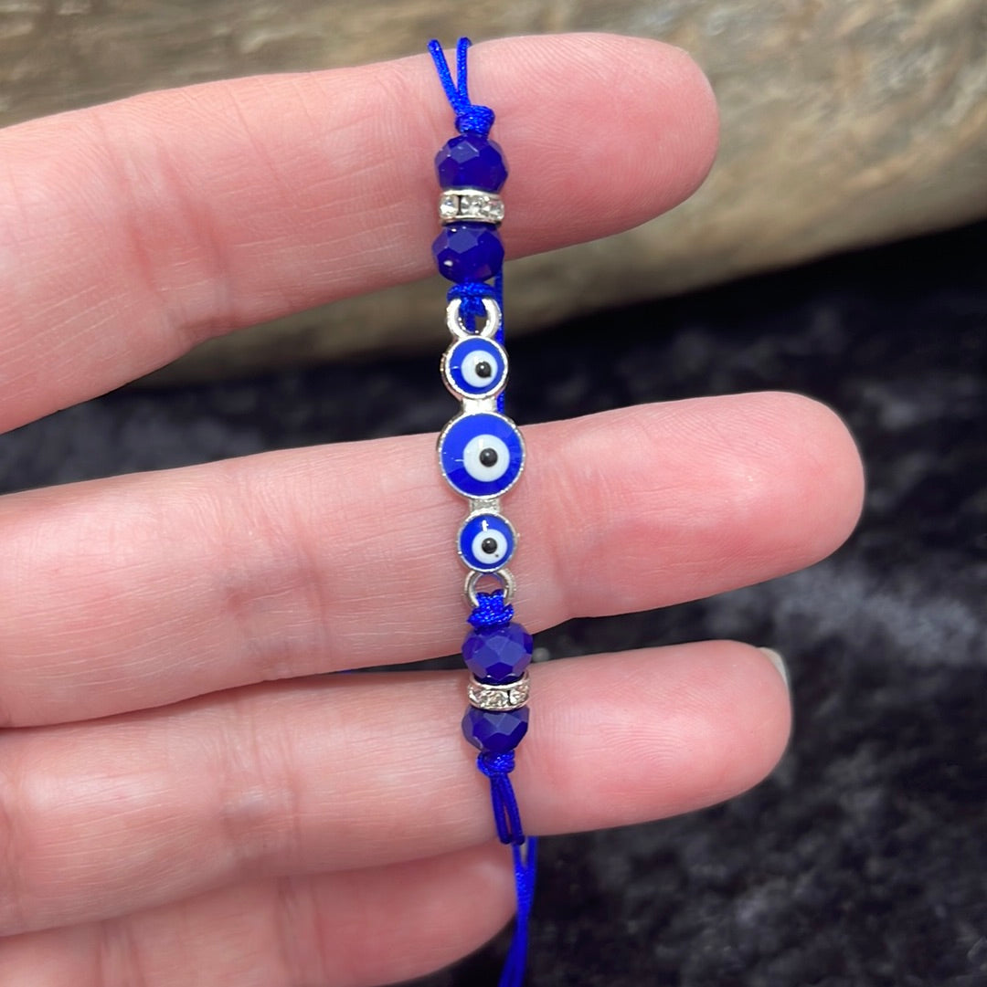 Adjustable string bracelet