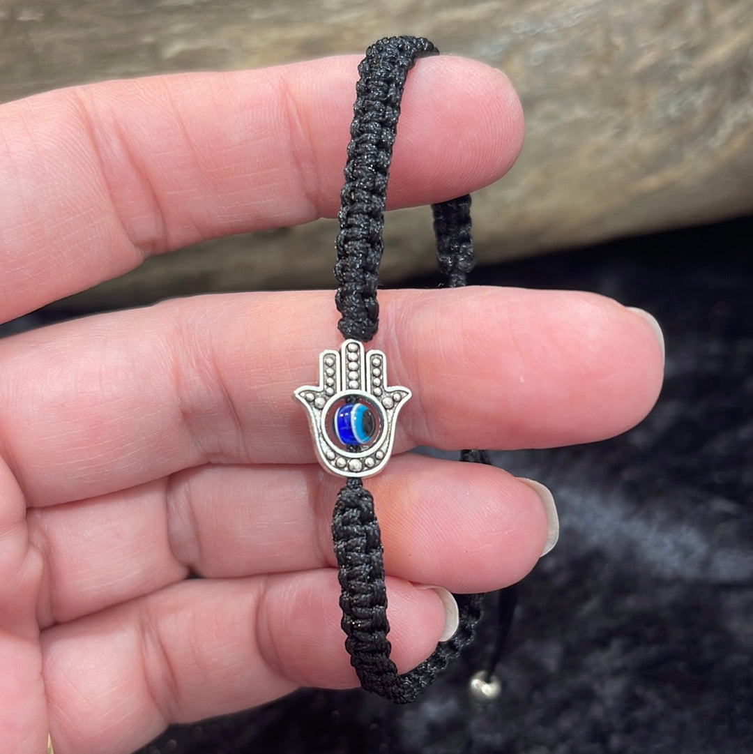 Adjustable string bracelet