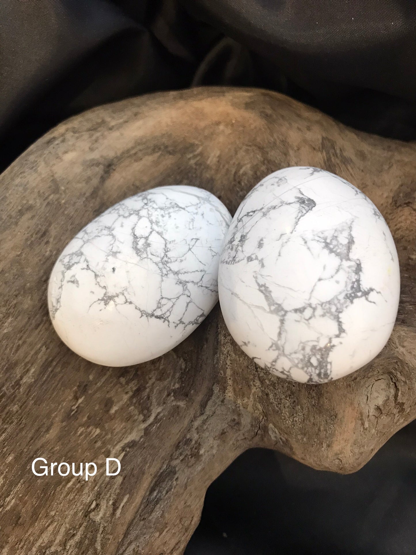 Howlite palm stone