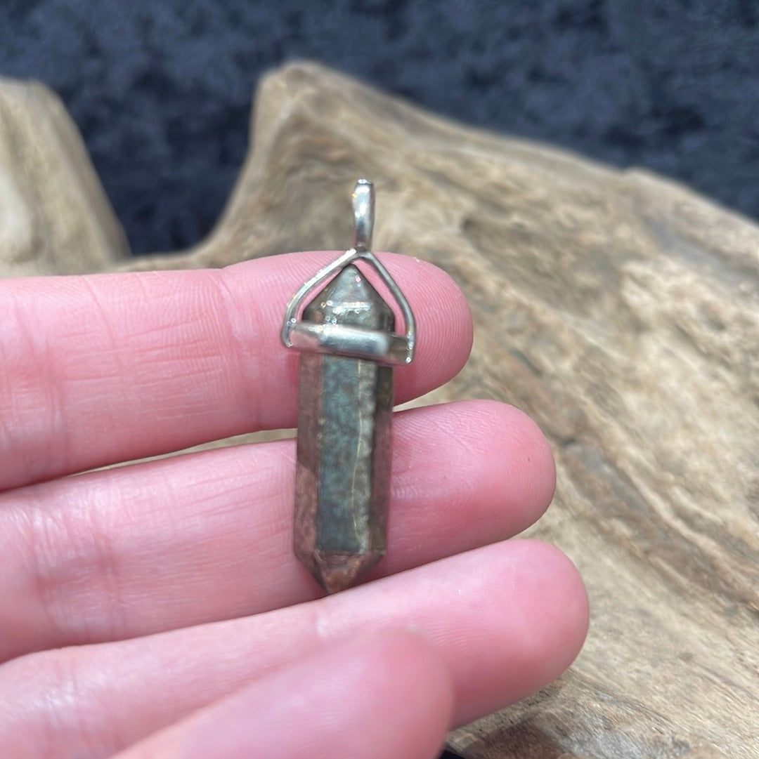 Classic setting crystal pendant