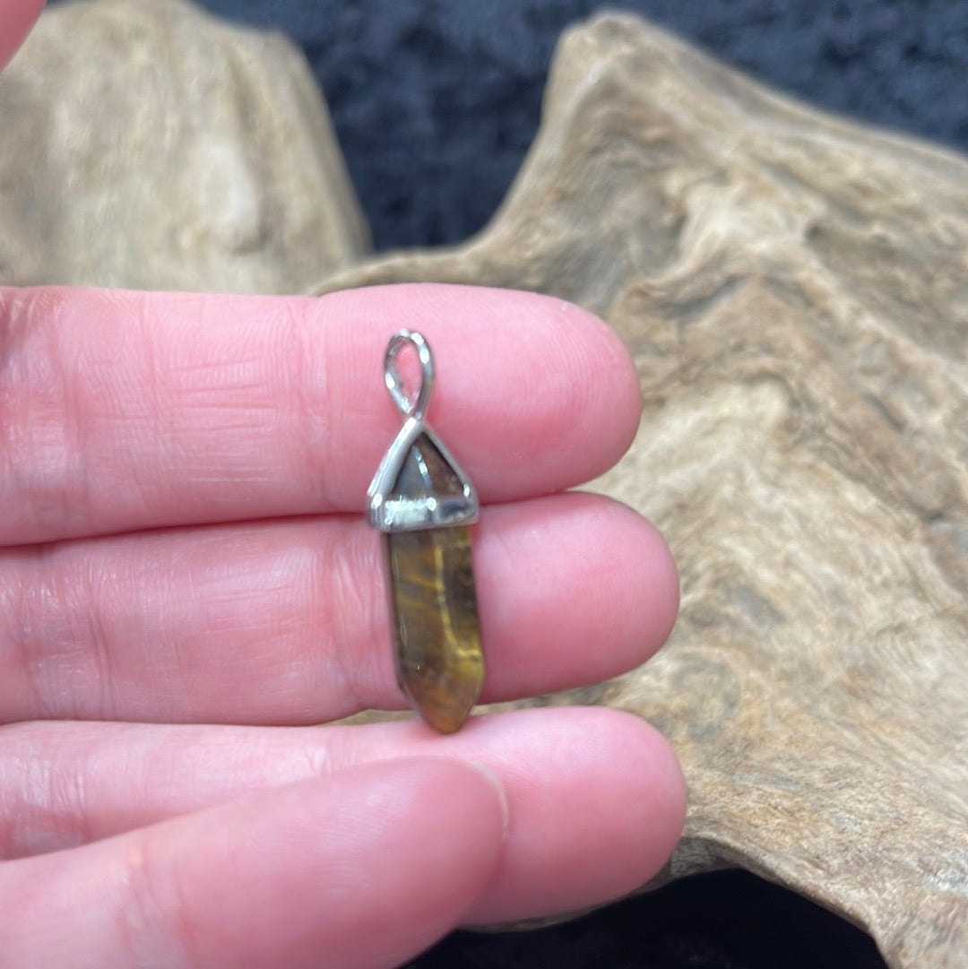 Classic setting crystal pendant