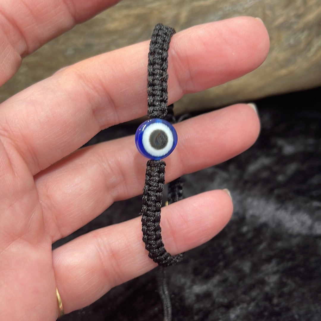 Adjustable string bracelet