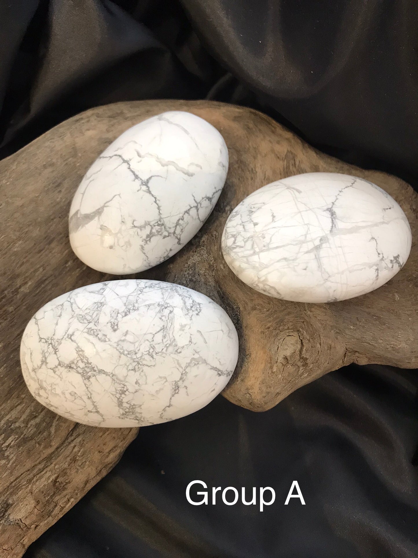 Howlite palm stone