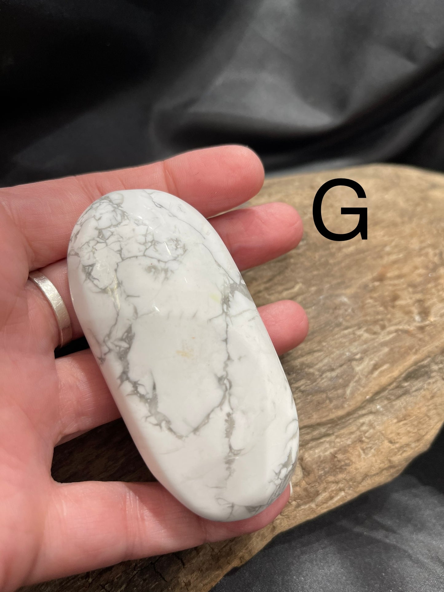 Howlite palm stone