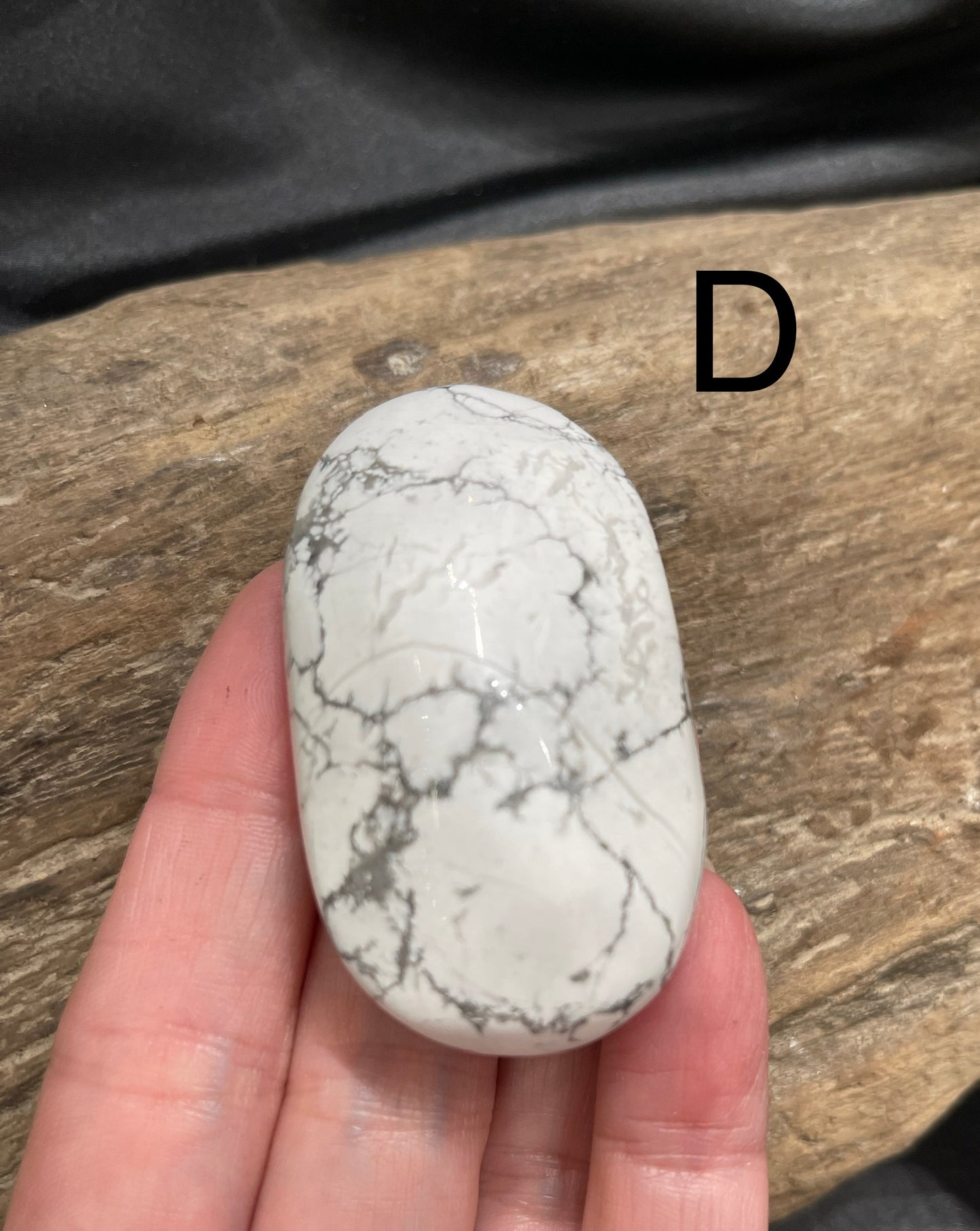 Howlite palm stone