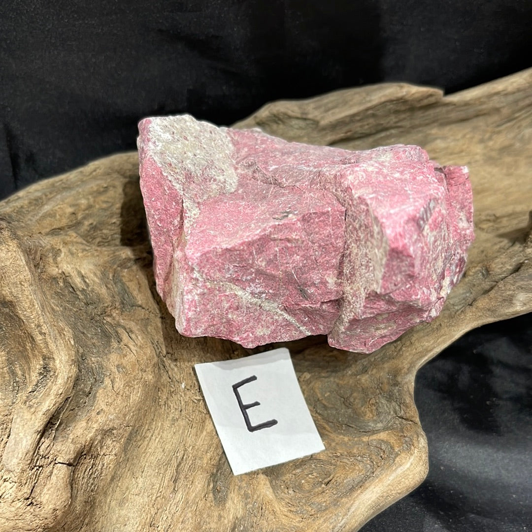 Thulite raw/rough