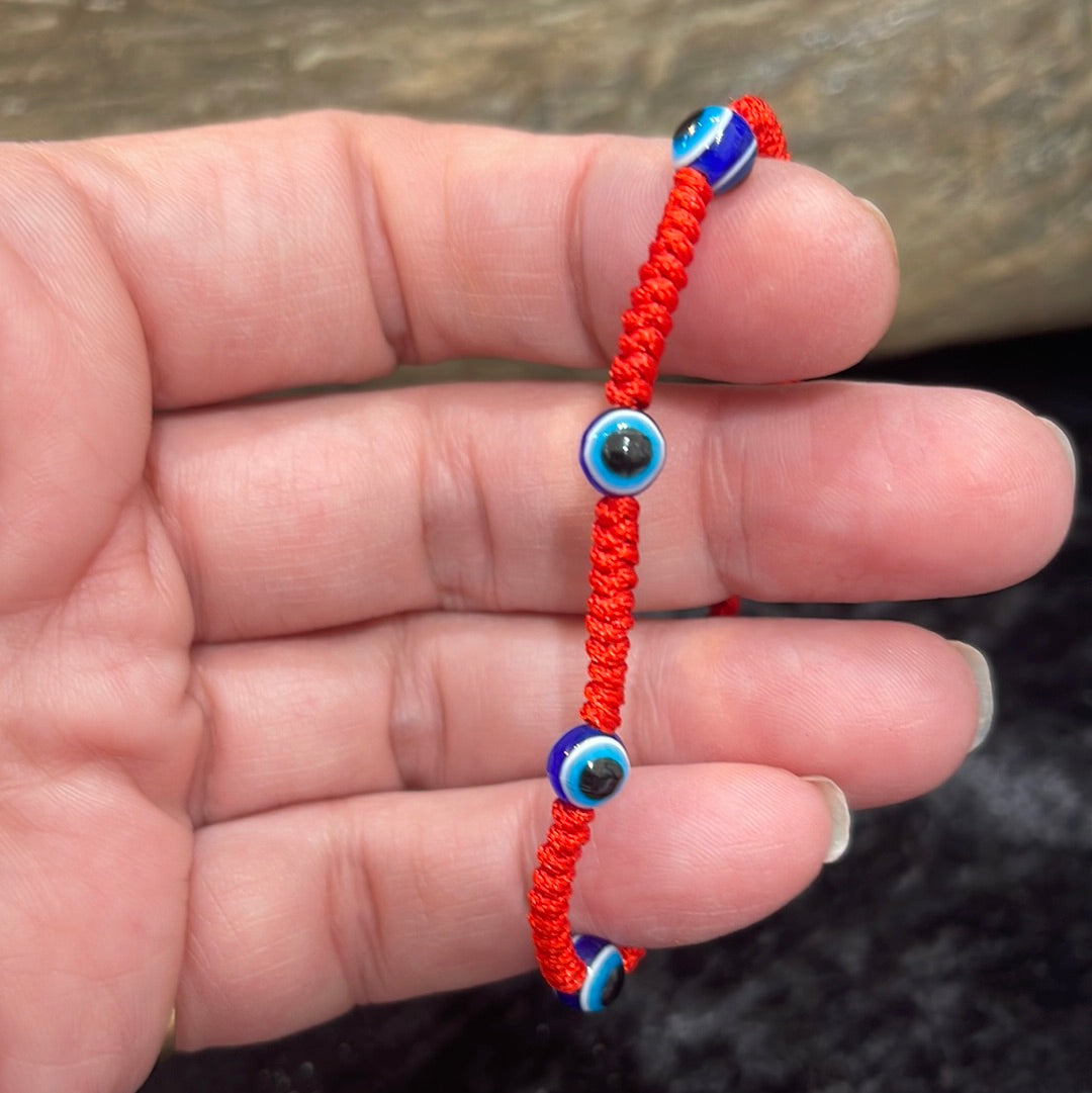 Adjustable string bracelet