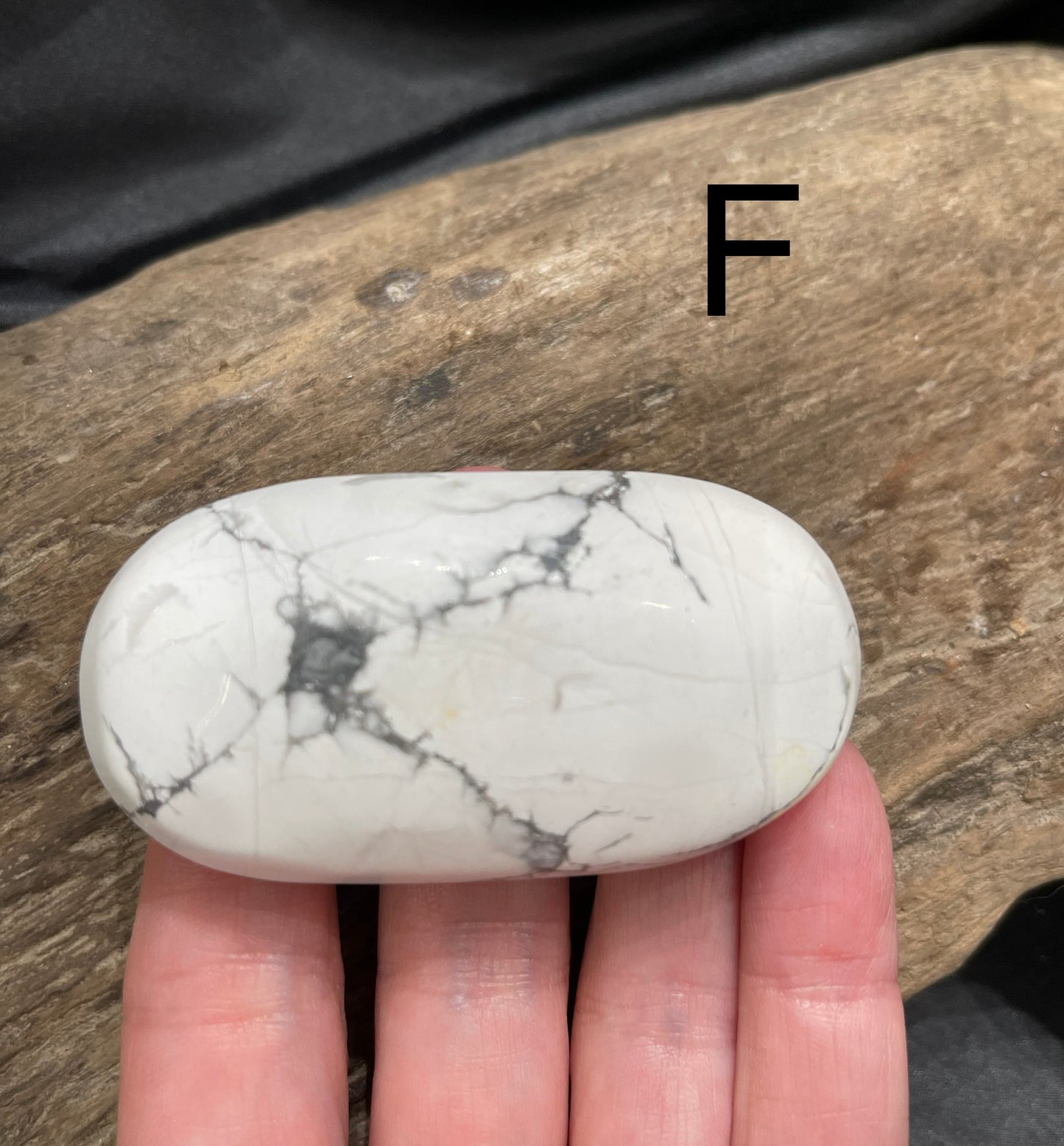 Howlite palm stone