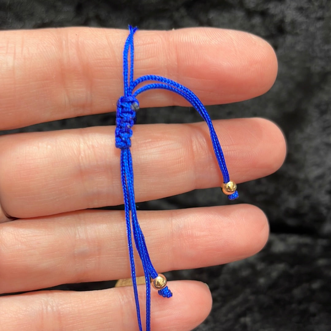 Adjustable string bracelet