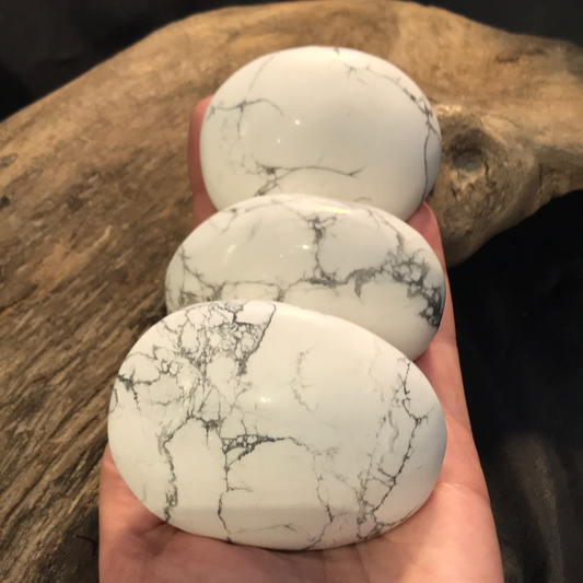 Howlite palm stone